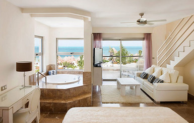 Lounge room and jacuzzi